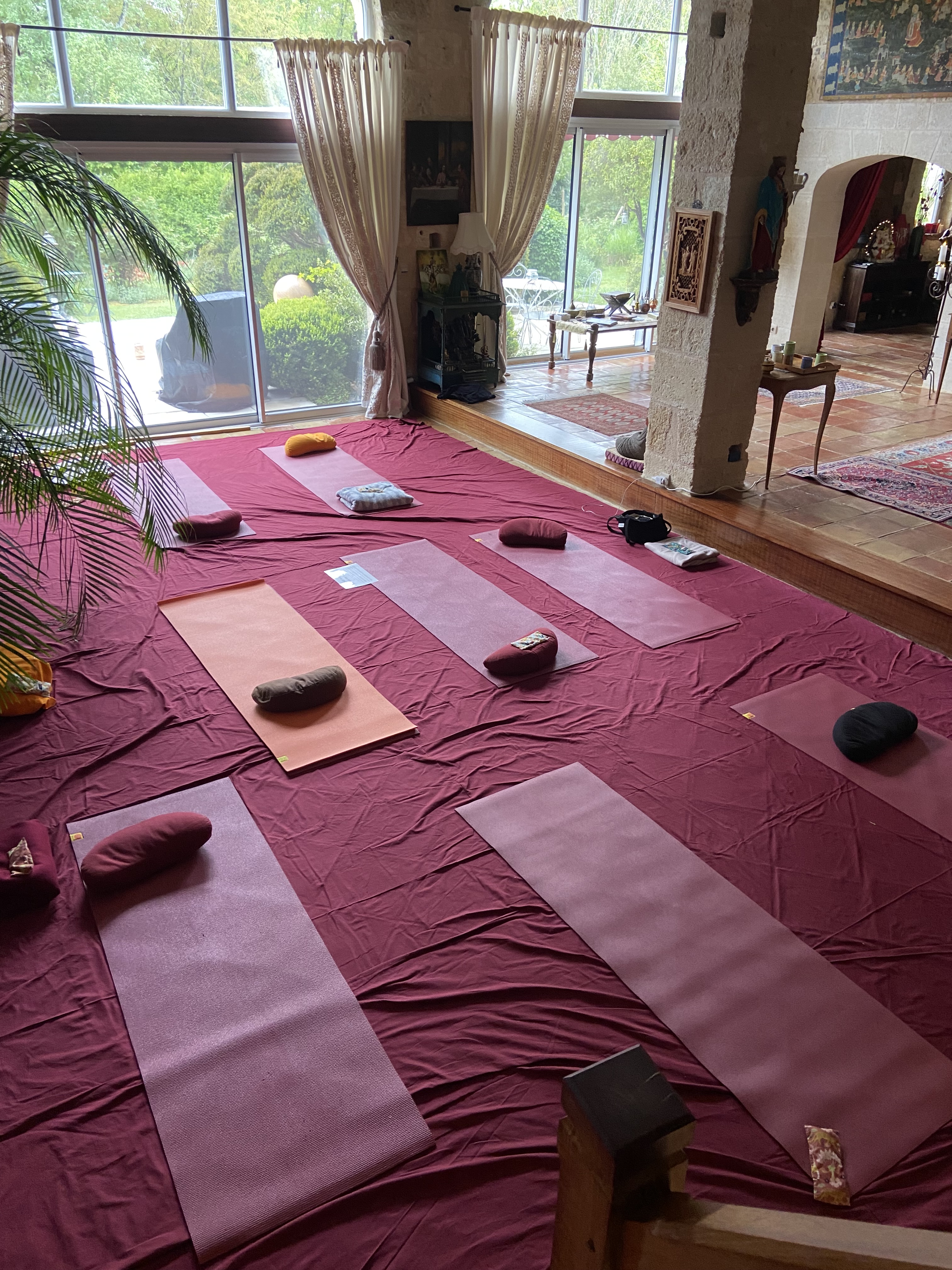 Salle de pratique de yoga au centre culturel de l’Inde à Marcenais